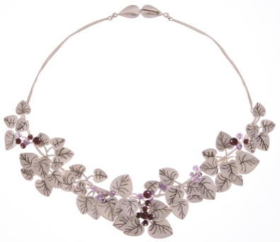 je.co.2– Leaf litter, necklace, 950 silver, patina, garnet, amethyst